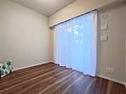 白を基調とした明るいお部屋です。趣味部屋や書斎としてもお使いいただけます。  