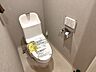 トイレ：清潔で快適な温水洗浄機能付トイレです。シンプルで使い勝手がよく、お掃除も楽チンです。 