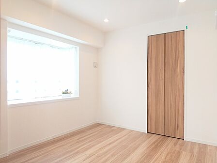 白と木目を基調とした暖かみのある明るいお部屋です。どんな家具とも合わせられます。