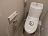 トイレ：清潔で快適な温水洗浄機能付トイレです。シンプルで使い勝手がよく、お掃除も楽チンです。 
