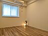 室内：白と木目を基調とした暖かみのある明るいお部屋です。どんな家具とも合わせられます。 