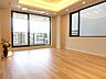 リビング/ダイニング：白と木目を基調とした暖かみのある明るいお部屋です。どんな家具とも合わせられます。 
