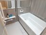 浴室：白を基調とした清潔感のあるバスルームです。お仕事で疲れた体をいつでも温かなお風呂が癒してくれます。 