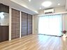 リビング/ダイニング：白と木目を基調とした暖かみのある明るいお部屋です。どんな家具とも合わせられます。 