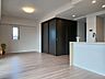 リビング/ダイニング：白と木目を基調とした暖かみのある明るいお部屋です。どんな家具とも合わせられます。