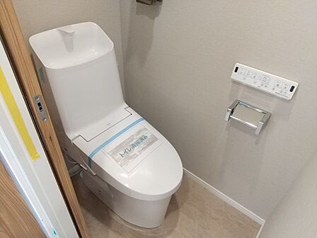 清潔で快適な温水洗浄機能付トイレです。シンプルで使い勝手がよく、お掃除も楽チンです。
