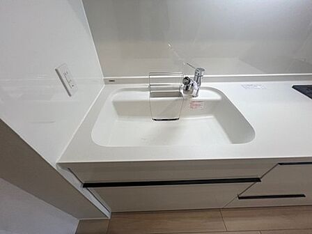 お掃除のしやすいすっきりとしたキッチンです。広めのシンクで洗い物もしやすいですね。