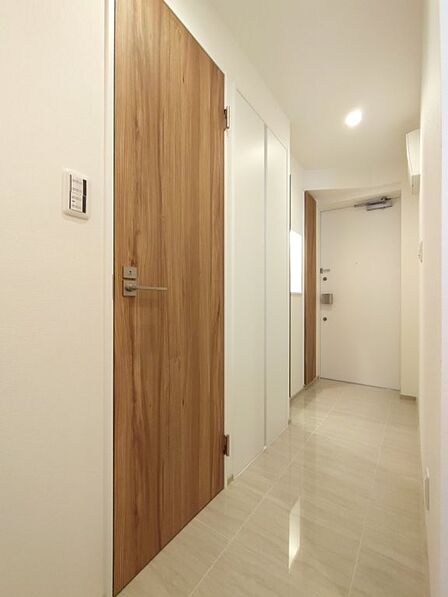 まとまりのある色彩で、落ち着いた雰囲気の玄関です。 