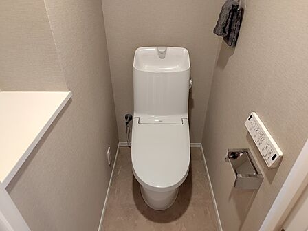 清潔で快適な温水洗浄機能付トイレです。シンプルで使い勝手がよく、お掃除も楽チンです。