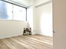 室内：柔らかな日差しが差し込む洋室は主寝室としてもお使いいただけます。 