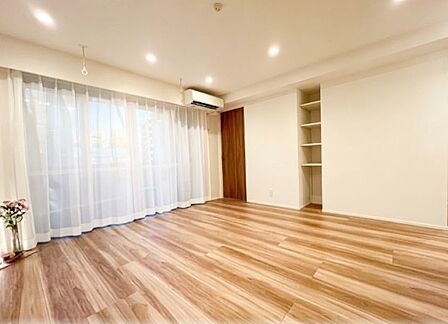 大きな窓から自然光がたっぷり入る、明るく快適なリビング空間。