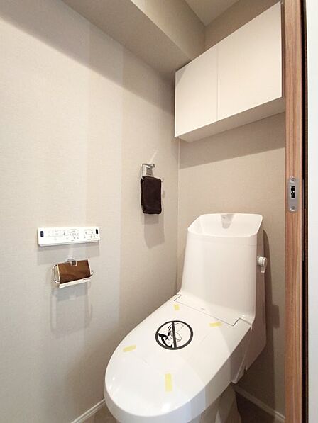 清潔で快適な温水洗浄機能付トイレです。シンプルで使い勝手がよく、お掃除も楽チンです。