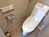 トイレ：清潔で快適な温水洗浄機能付トイレです。シンプルで使い勝手がよく、お掃除も楽チンです。 