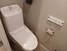 トイレ：清潔で快適な温水洗浄機能付トイレです。シンプルで使い勝手がよく、お掃除も楽チンです。 