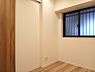 室内：木目を基調とした暖かみのあるお部屋です。趣味部屋や書斎としてもお使いいただけます。 