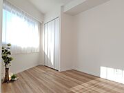 白と木目を基調とした暖かみのある明るいお部屋です。どんな家具とも合わせられます。 