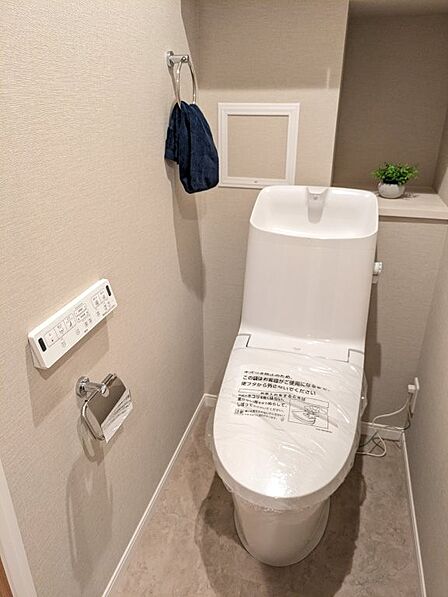 清潔で快適な温水洗浄機能付トイレです。シンプルで使い勝手がよく、お掃除も楽チンです。
