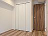 室内：白と木目を基調とした暖かみのある明るいお部屋です。どんな家具とも合わせられます。
