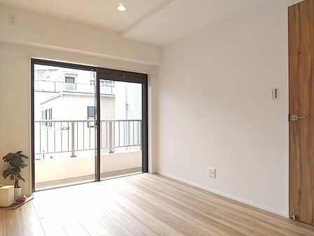 柔らかな日差しが差し込む洋室は主寝室としてもお使いいただけます。