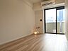 リビング/ダイニング：白と木目を基調とした暖かみのある明るいお部屋です。どんな家具とも合わせられます。