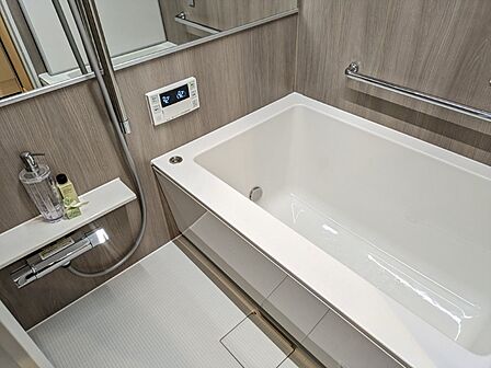白を基調とした清潔感のあるバスルームです。お仕事で疲れた体をいつでも温かなお風呂が癒してくれます。 