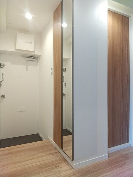 玄関収納はミラー付きです。お出かけ前に身だしなみチェック！ 