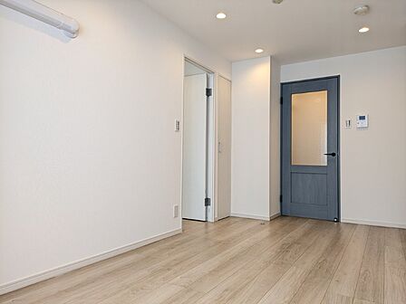 木目を基調とした暖かみのあるお部屋です。どんな家具とも合わせられます。 