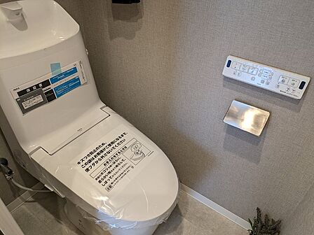 清潔で快適な温水洗浄機能付トイレです。シンプルで使い勝手がよく、お掃除も楽チンです。 