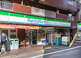 ファミリーマート 目黒青葉台三丁目店 徒歩2分