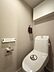 トイレ：清潔で快適な温水洗浄機能付トイレです。シンプルで使い勝手がよく、お掃除も楽チンです。 