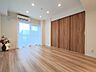 リビング/ダイニング：木目を基調とした暖かみのあるお部屋です。どんな家具とも合わせられます。 