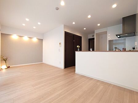 白と木目を基調とした暖かみのある明るいお部屋です。どんな家具とも合わせられます。