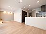 リビング/ダイニング：白と木目を基調とした暖かみのある明るいお部屋です。どんな家具とも合わせられます。 