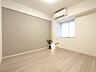 室内：白と木目を基調とした暖かみのある明るいお部屋です。どんな家具とも合わせられます。 