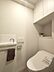トイレ：清潔で快適な温水洗浄機能付トイレです。シンプルで使い勝手がよく、お掃除も楽チンです。 