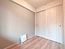 室内：木目を基調とした暖かみのあるお部屋です。趣味部屋や書斎としてもお使いいただけます。 