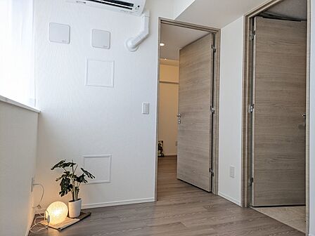 白と木目を基調とした暖かみのある明るいお部屋です。どんな家具とも合わせられます。