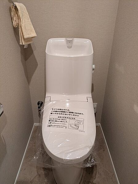 清潔で快適な温水洗浄機能付トイレです。シンプルで使い勝手がよく、お掃除も楽チンです。