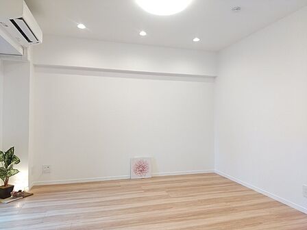 白と木目を基調とした暖かみのある明るいお部屋です。どんな家具とも合わせられます。 