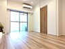 リビング/ダイニング：白と木目を基調とした暖かみのある明るいお部屋です。どんな家具とも合わせられます。 