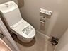 トイレ：清潔で快適な温水洗浄機能付トイレです。シンプルで使い勝手がよく、お掃除も楽チンです。 