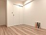 室内：白を基調とした明るいお部屋です。趣味部屋や書斎としてもお使いいただけます。 