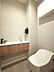 トイレ：清潔で快適な温水洗浄機能付トイレです。シンプルで使い勝手がよく、お掃除も楽チンです。 