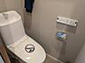 トイレ：清潔で快適な温水洗浄機能付トイレです。シンプルで使い勝手がよく、お掃除も楽チンです。 