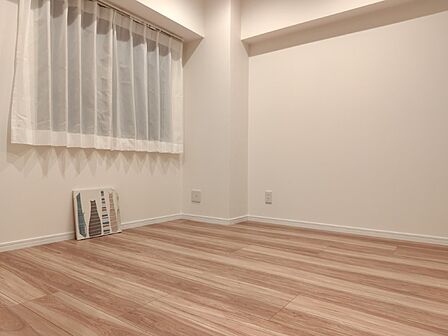 白と木目を基調とした暖かみのある明るいお部屋です。どんな家具とも合わせられます。