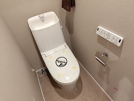 清潔で快適な温水洗浄機能付トイレです。シンプルで使い勝手がよく、お掃除も楽チンです。