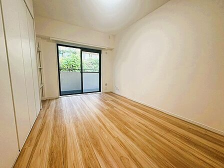 白を基調とした明るいお部屋です。趣味部屋や書斎としてもお使いいただけます。