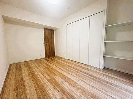 木目を基調とした暖かみのあるお部屋です。趣味部屋や書斎としてもお使いいただけます。