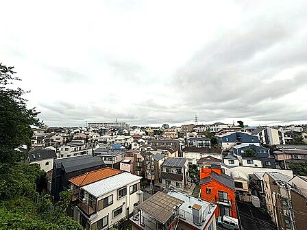 見晴らしの良い眺望を楽しめる、魅力的な住環境です。