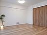 リビング/ダイニング：白と木目を基調とした暖かみのある明るいお部屋です。どんな家具とも合わせられます。 